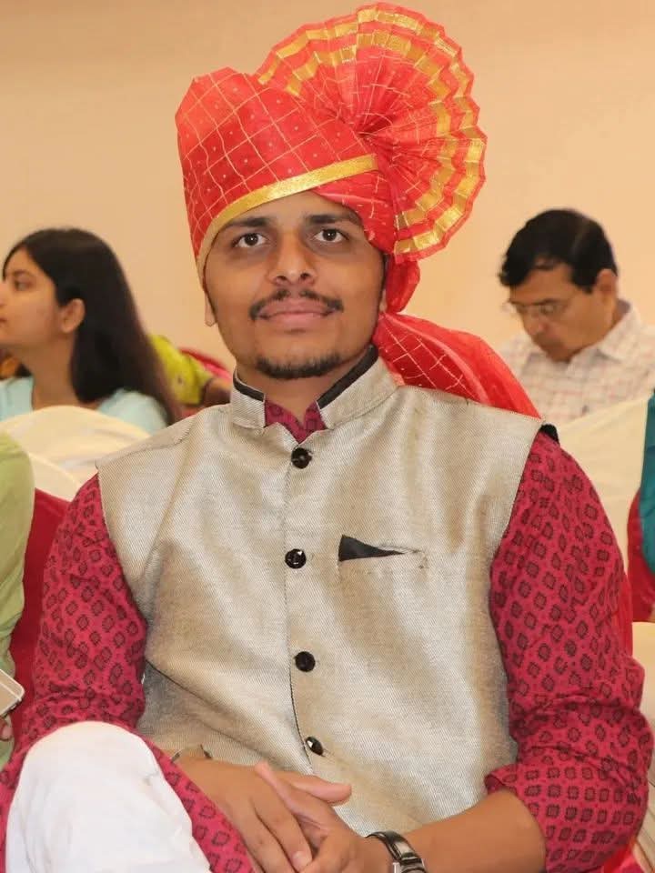 माकेगावच्या अजित देशमुख यांची पोलिस उपनिरीक्षकपदी निवड; गावकऱ्यांचा फटाके-पेढ्यांसह जल्लोष