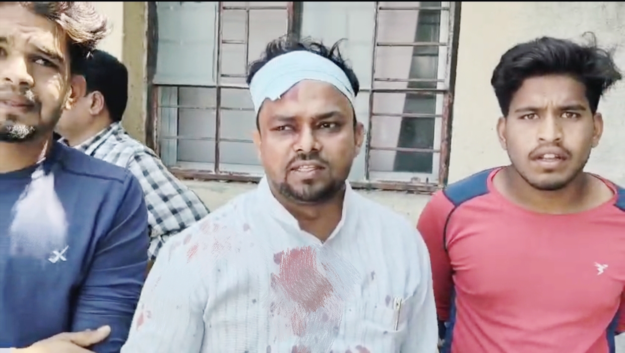 अंबाजोगाईत एसआरटी रुग्णालयात सुरक्षा रक्षकांकडून मारहाण; ॲड. इस्माईल गवळी व ऑटोचालक जखमी