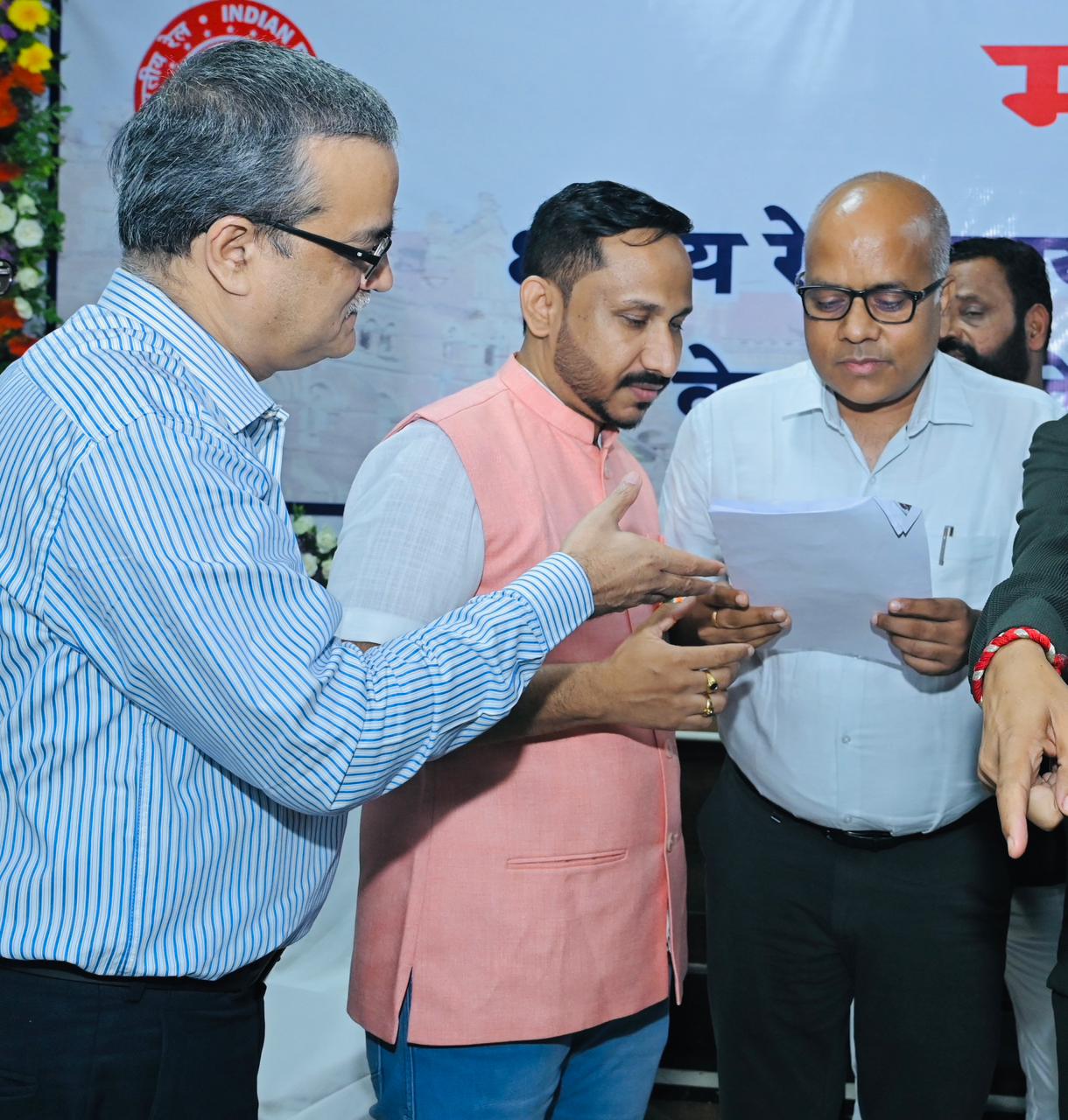 घाटनांदुर श्रीगोंदा या रेल्वे मार्गाच्या मागणी साठी बीड व अहिल्यानगर जिल्ह्यातील लोक प्रतिनिधी उदासीन असताना रेल्वे बोर्डाचे सदस्य डॉ. आदित्य पतकराव यांनी केली या मार्गासाठी 4 हजार कोटीची मागणी 