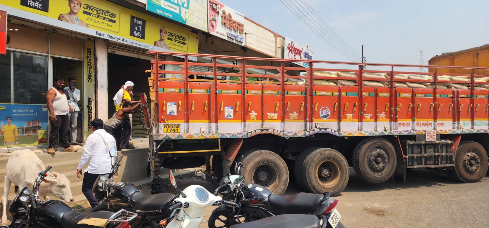 अंबाजोगाईत वाहतुकीस अडथळा निर्माण करणाऱ्या ट्रक चालकावर व्यापाऱ्यांनवर पोलीस निरिक्षक शरद जोगदंड यांची जोरदार कार्यवाही 