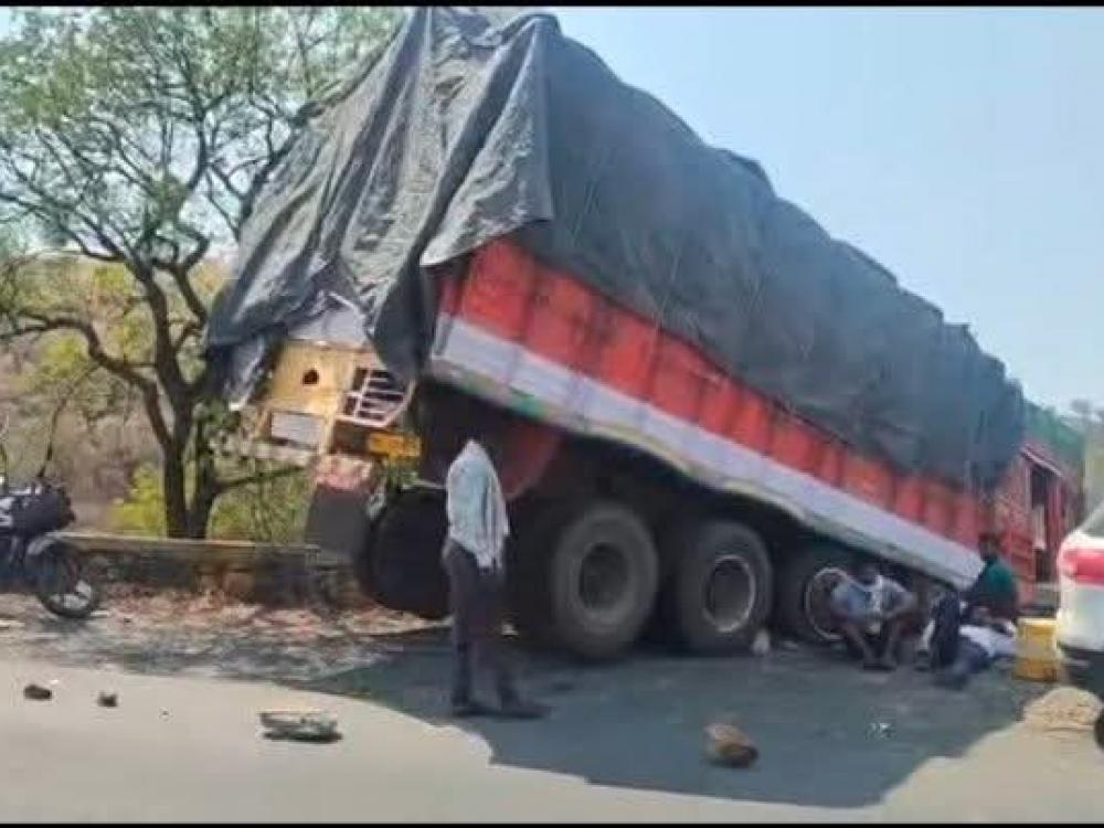 धारूर घाटात सिमेंटच्या ट्रकचा भीषण अपघात..
