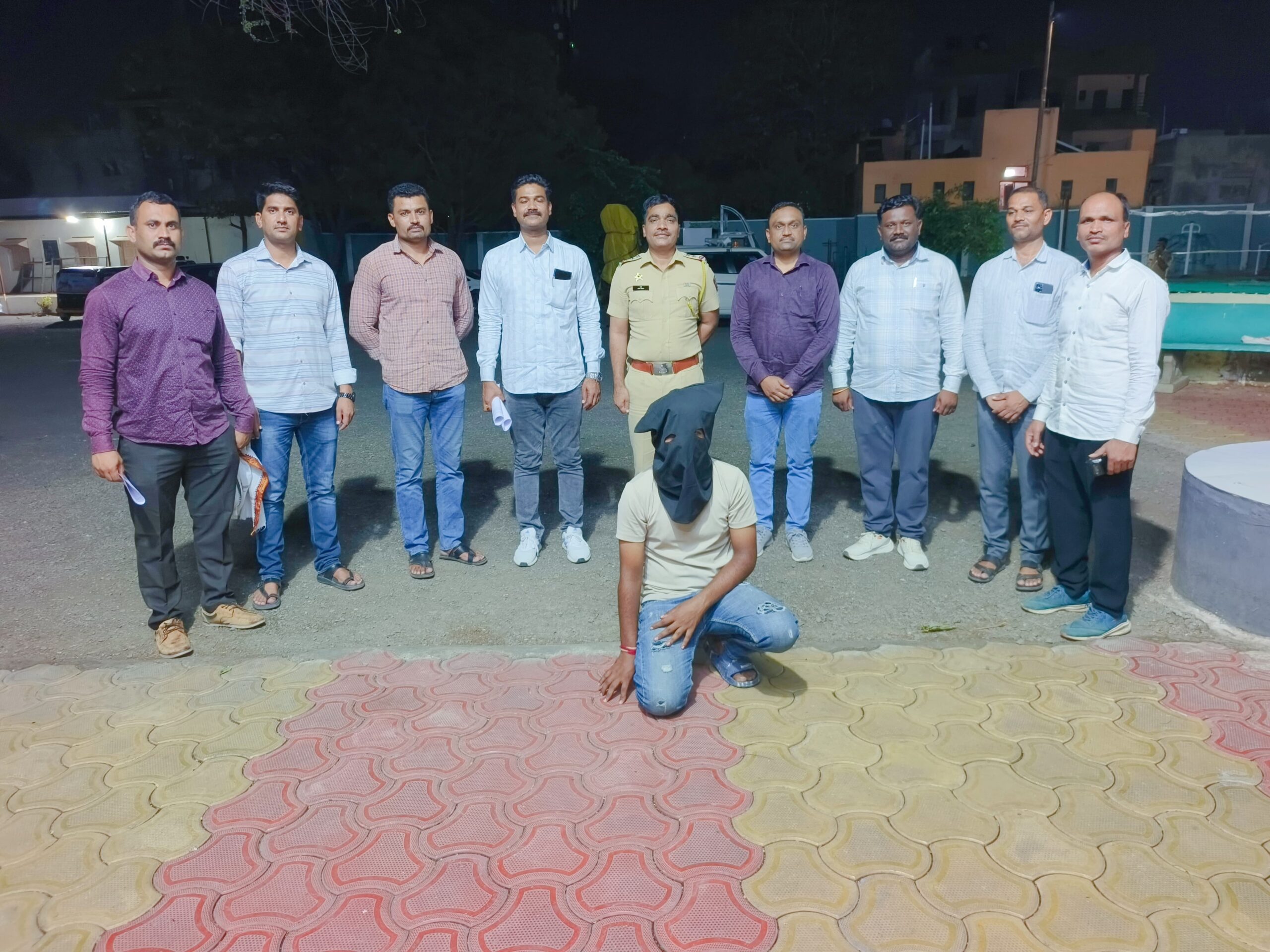 अंबाजोगाई येथील घरफोडी करणाऱ्या सराईत आरोपीस स्थानिक गुन्हे शाखेने ठोकल्या बेड्या