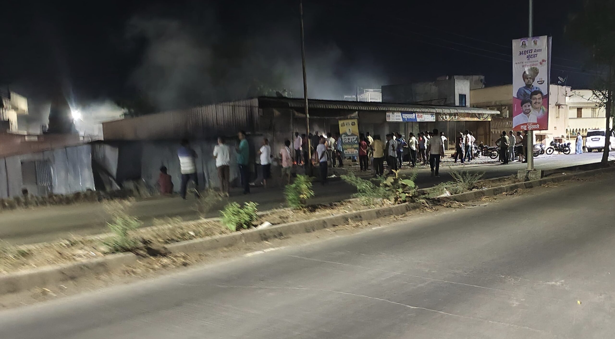 अंबाजोगाईत मध्यरात्री भीषण अग्नितांडव; इलेक्ट्रॉनिक्स, फर्निचर दुकानासह कारखाना जळून खाक