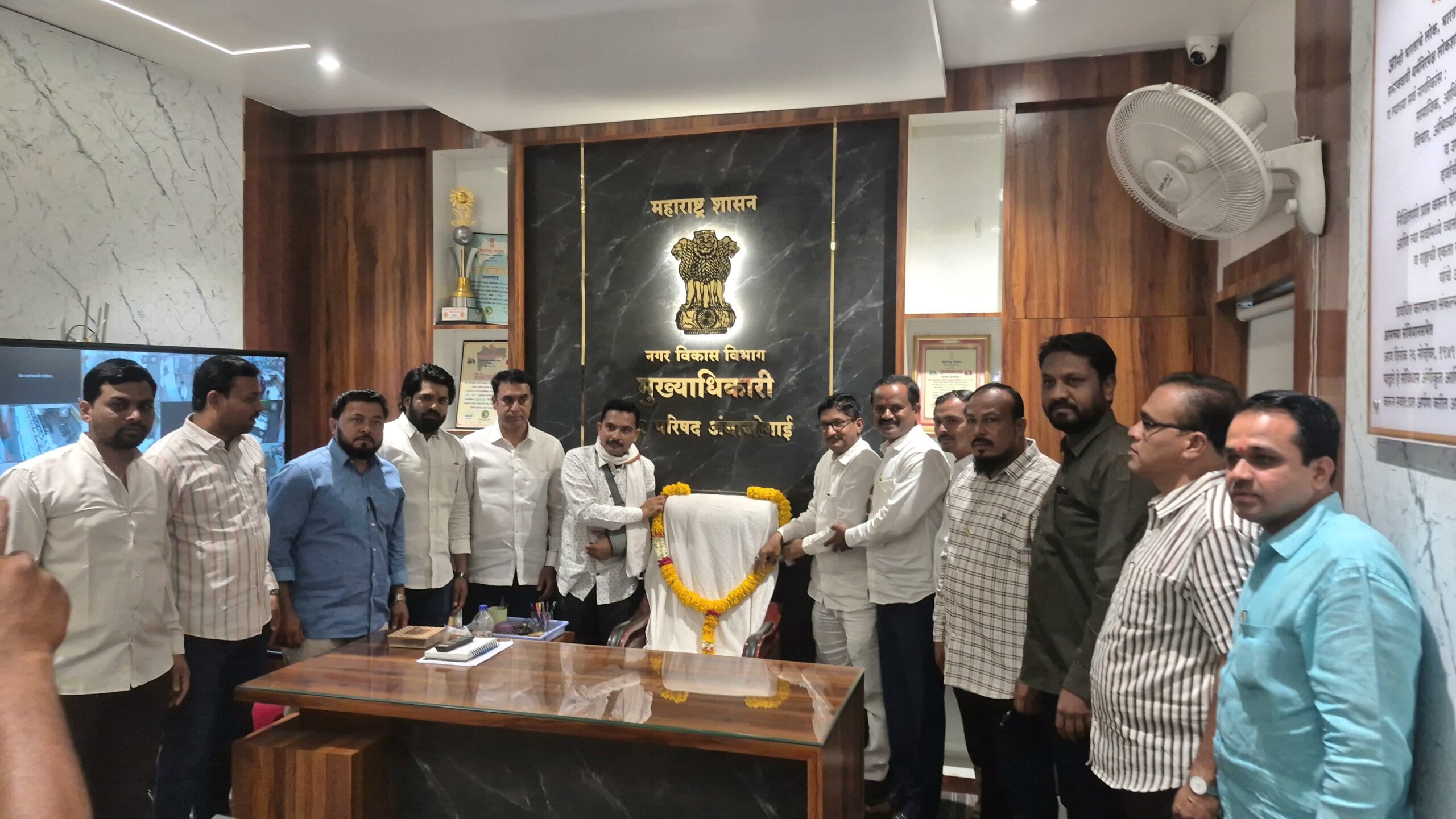 मुख्याधिकाऱ्यांच्या अनुपस्थितीविरोधात लोकविकास महाआघाडीचा संताप; रिकाम्या खुर्चीला हार घालून अनोखे आंदोलन  