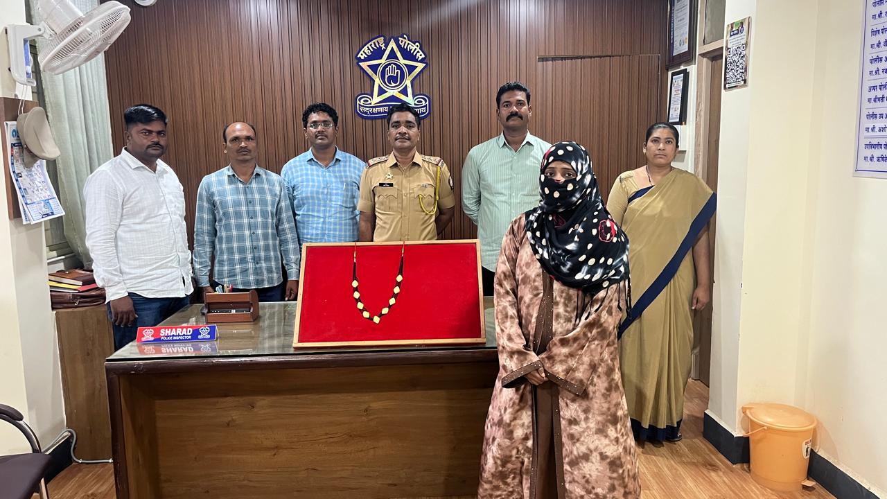 गर्दीचा फायदा घेत सोन्याचे गलसर लांबविणाऱ्या महिला आरोपीस अटक; अंबाजोगाई शहर पोलिसांनी महिन्याभरात गुन्हा उघडकीस आणला